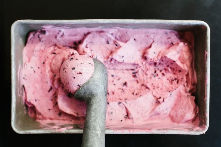 Do you just want to jump in that container rn? Because I do. Recipe: Lemon, Blackberry, and Poppy Seed Ice Cream 