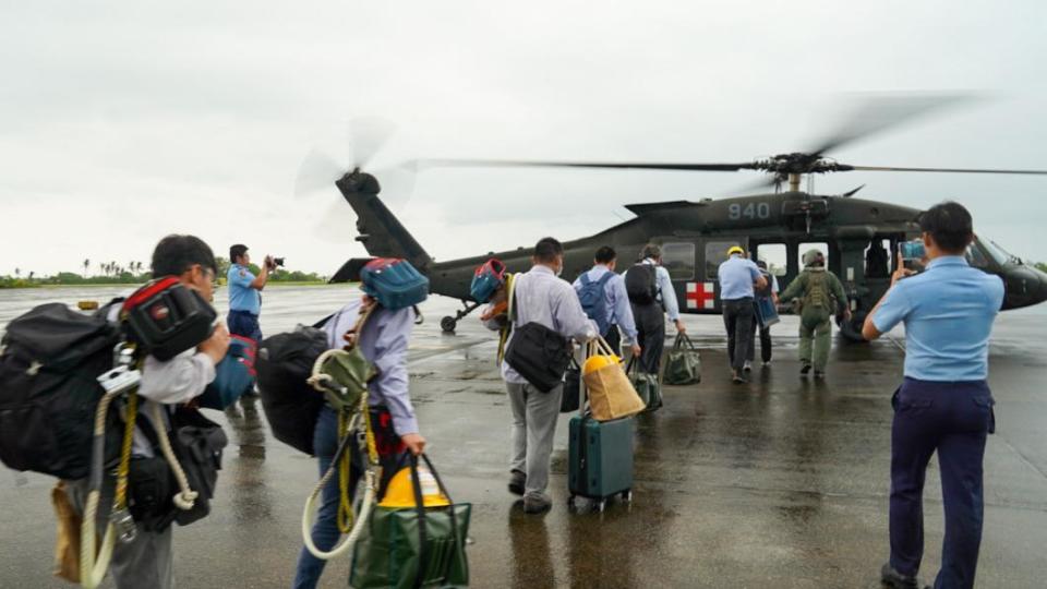 救災人員搭直升機前往蘭嶼。（圖／翻攝自饒慶鈴臉書）