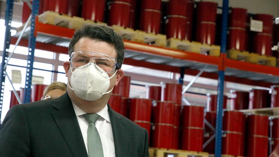 Mit Sicherheitsbrille und Mund-Nasenschutzmaske informiert sich Hubertus Heil (SPD), Bundesarbeitsminister, bei einem Besuch des Unternehmens Gleitsmann Security Inks über Arbeitsschutz und Arbeit unter Coronabedingungen.