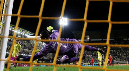 Football Soccer - Villarreal v Liverpool - UEFA Europa League Semi Final First Leg - El Madrigal Stadium, Villarreal, Spain - 28/4/16 Villarreal's Sergio Asenjo makes a save Reuters / Albert Gea Livepic