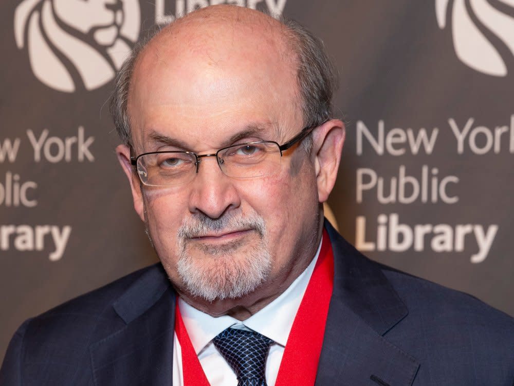 Salman Rushdie wurde auf der Bühne mit einem Messer attackiert. (Bild: lev radin/Shutterstock.com)