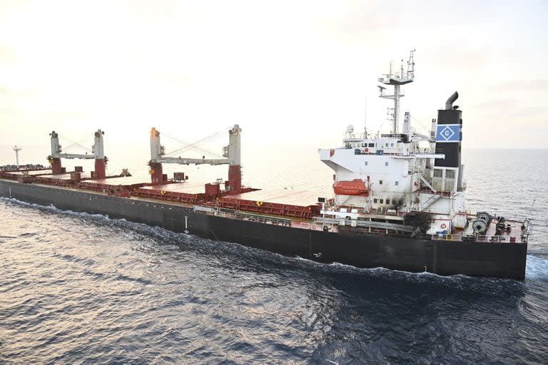 Esta fotografía proporcionada por la Armada de la India muestra el barco estadounidense Genco Picardy que fue atacado por un dron portador de bombas lanzado por los rebeldes hutíes de Yemen en el Golfo de Adén, el jueves 18 de enero de 2024