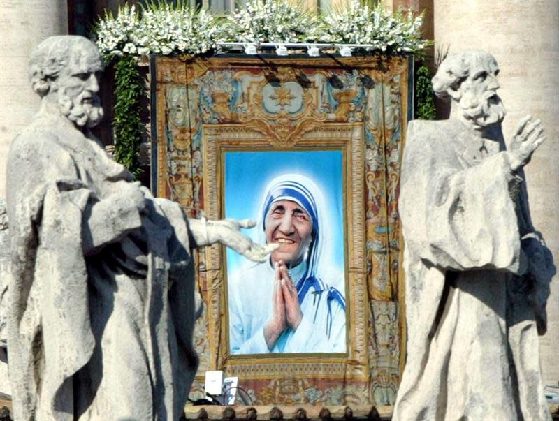 Una fotografía de la Madre Teresa en la fachada de la Basílica de San Pedro en el Vaticano. (EFE)