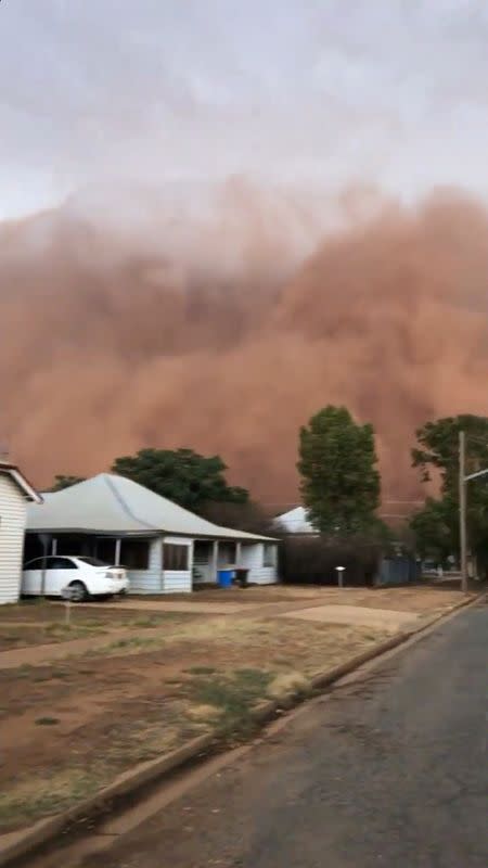 A duststorm approaches Nyngan, Australia