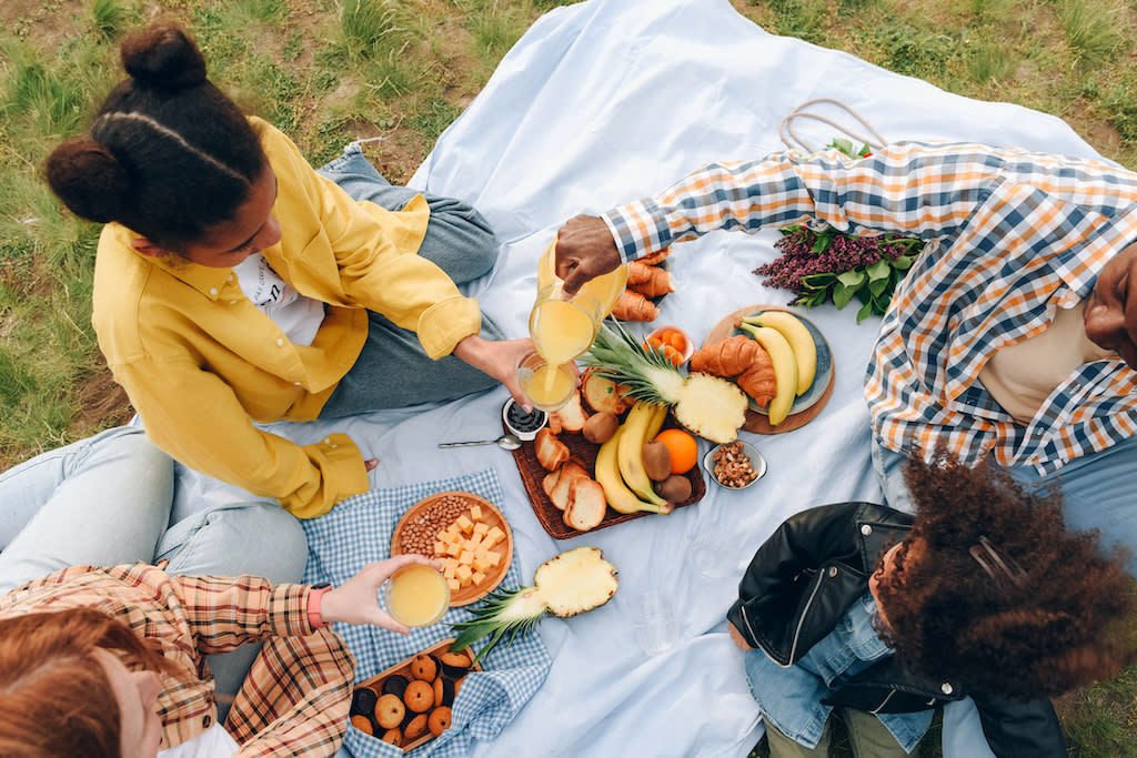 Sur la plage, en forêt ou à la campagne, la belle saison rime automatiquement avec pique-nique en plein air. (Photo : Getty Images)