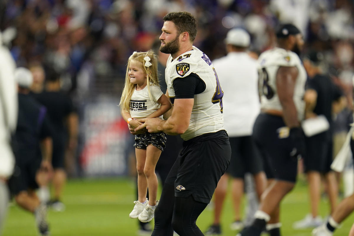 Ravens OLB Vince Biegel tears Achilles tendon, ending season; rookie C  Tyler Linderbaum will be 'fine' after early exit