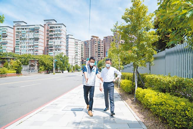 新竹市政府近年積極打造友善行人空間，近日再獲中央補助4.68億，將改善包括火車站前及3所學校通學步道等7處人行環境。（陳育賢攝）