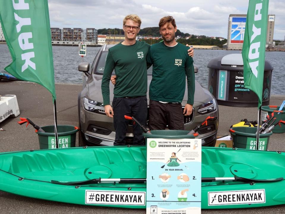 Oke Carstensen and Tobias Weber-Andersen pose with a GreenKayak boat.