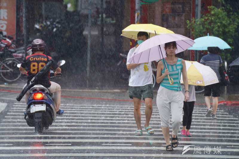 20200726-台北市26日下起午後雷陣雨，豪雨、大雨、雨天配圖。（盧逸峰攝）