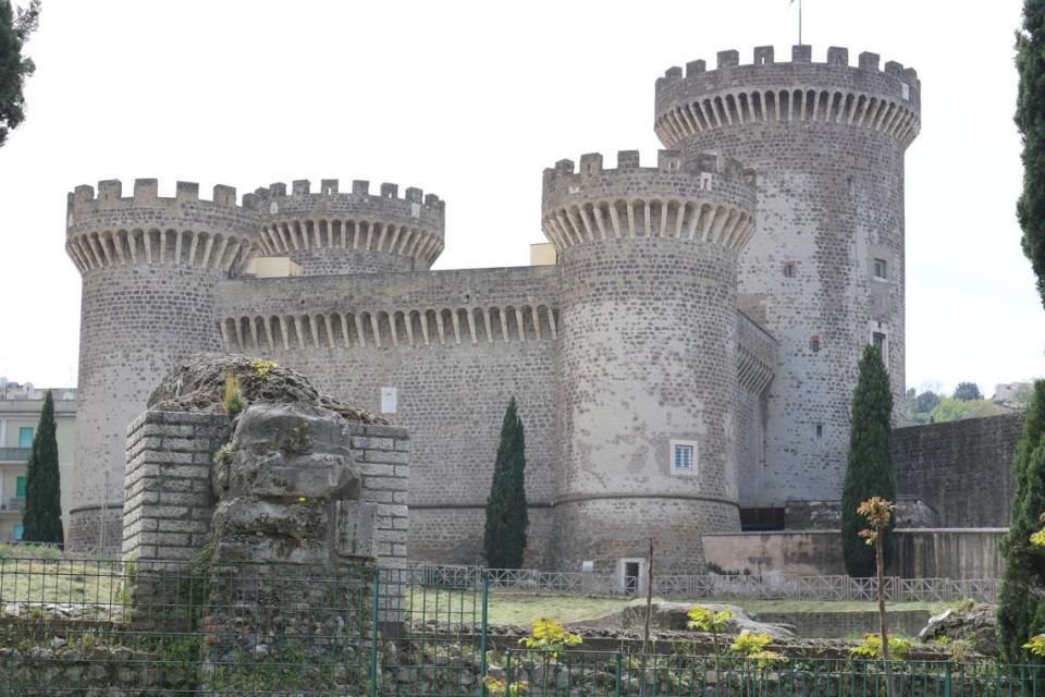 Roca Pía es un antiguo castillo localizado en el centro de Tívoli, que fue construido por el Papa Pío II en el siglo XV.