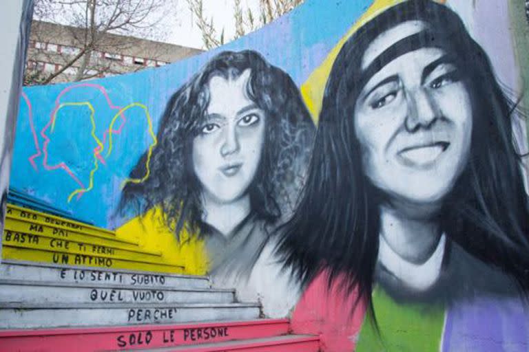 Emanuela Orlandi (derecha) desapareció 40 días después de otra niña de 15 años, Mirella Gregori, en Roma. Ambas están retratadas en este mural.