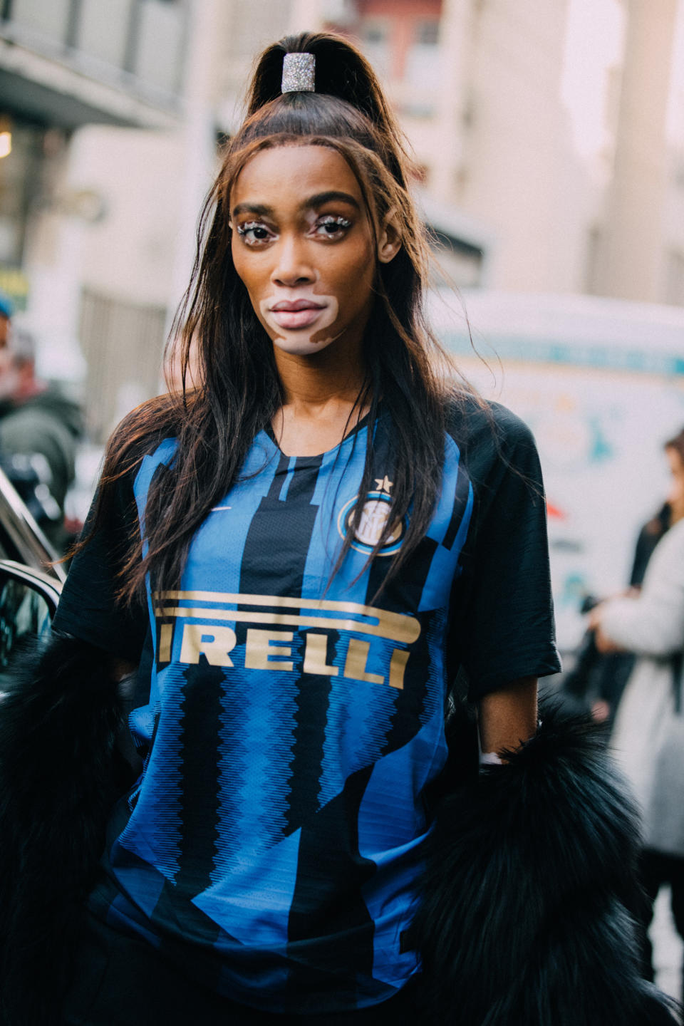 También se pueden crear buenas propuestas con playeras actuales como la que mostró la modelo, Winnie Harlow en el Milan Fashion Week de 2020. (Foto: Melodie Jeng/Getty Images)