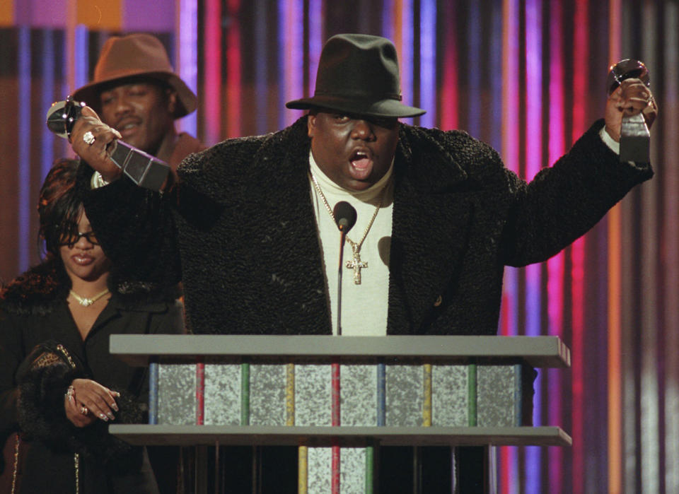 ARCHIVO - Notorious B.I.G., quien ganó el premio al artista de rap y al sencillo de rap del año, con sus premios en el podio durante los Premios Billboard en Nueva York, el 6 de diciembre de 1995. Álbumes de ABBA, Blondie y Notorious B.I.G. fueron incorporados al Registro Nacional de Grabaciones de la Biblioteca del Congreso según se anunció el martes 16 de abril de 2024. (Foto AP/Mark Lennihan, archivo)