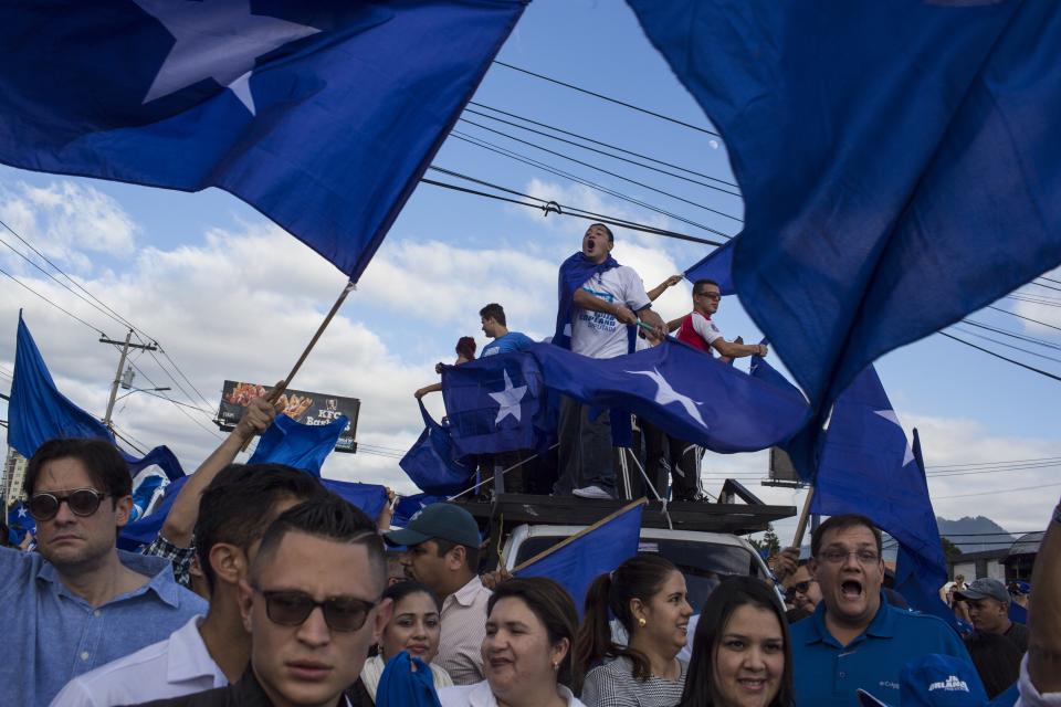 <p>Supporters of Honduran President Juan Orlando Hernandez, who is running for reelection, march to show support for their candidate in Tegucigalpa, Honduras, Tuesday, Nov. 28, 2017. (Photo: Rodrigo Abd/AP) </p>