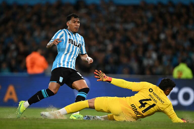 Roger Martínez, la figura de la noche, anota el tercero de Racing; la Academia recuperó el gol y aplastó a Athletico Paranaense. (Photo by Luis ROBAYO / AFP)