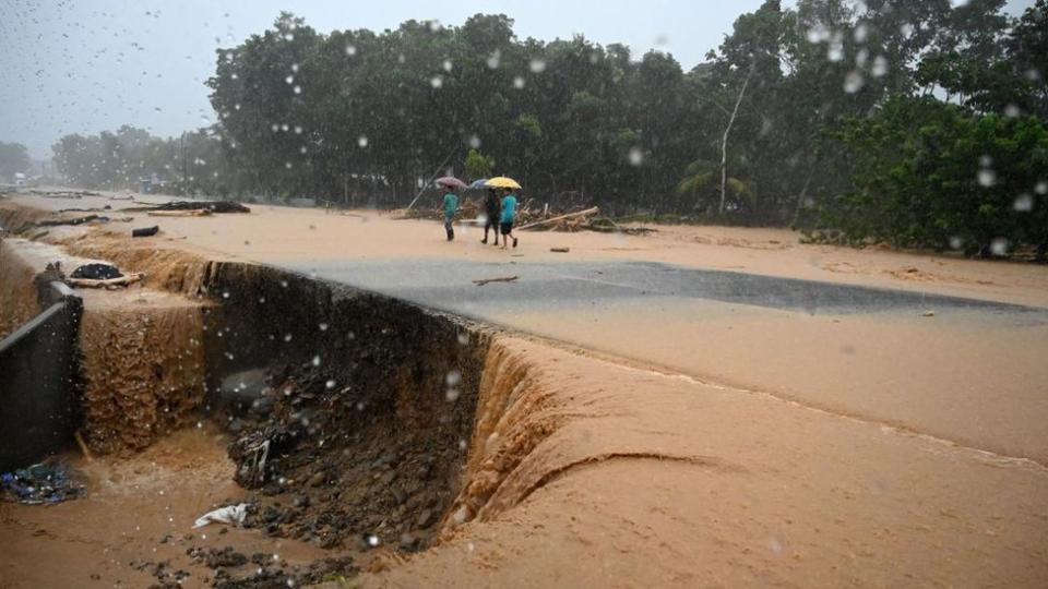 El desbordamiento de ríos por las lluvias causó la inundación de carreteras en Honduras, a donde el ojo de Eta llegó este jueves.