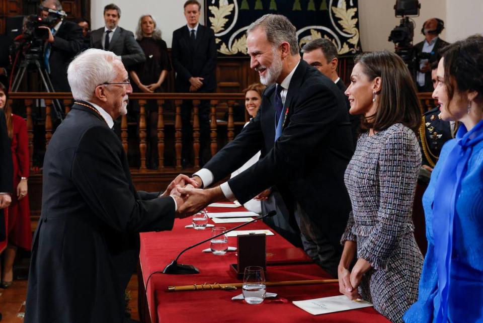 El rey de España, Felipe VI, entrega el Premio Cervantes 2023 al escritor español Luis Mateo Díez (izq) en presencia de la reina Letizia, durante la ceremonia de entrega del galardón en el Paraninfo de la Universidad de Alcalá de Henares.