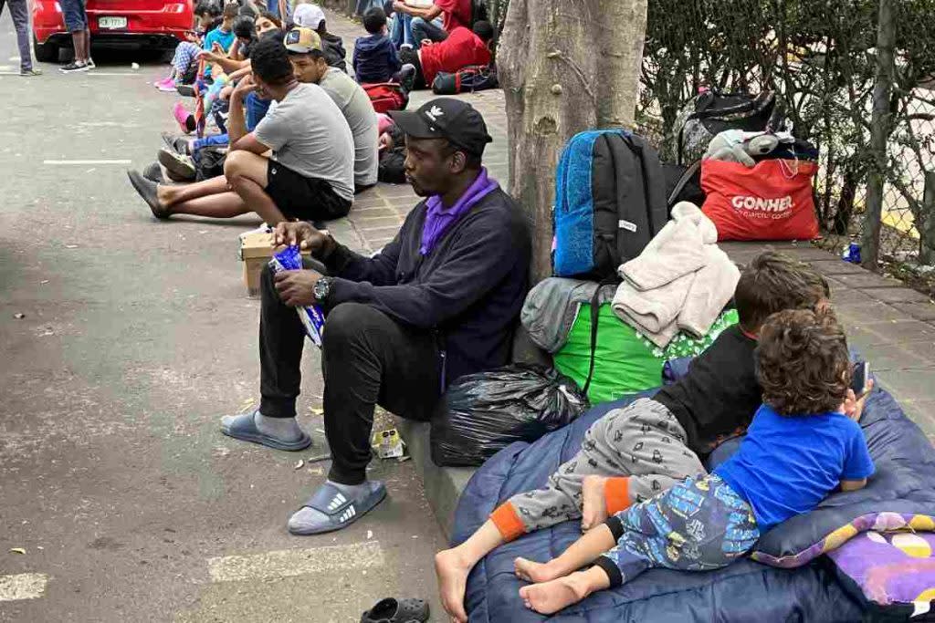 Migrantes principalmente haitianos y venezolanos se instalan en la calle cerca de las oficinas de la Comisión Mexicana de Atención a Refugiados (COMAR). (Foto: Animal Político). 