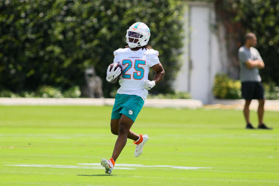 Miami Dolphins running back Jaylen Wright (25) runs with the football during mandatory minicamp June 4, 2024, at Baptist Health Training Complex in Miami Gardens, Florida. Mandatory Credit: Sam Navarro-USA TODAY Sports