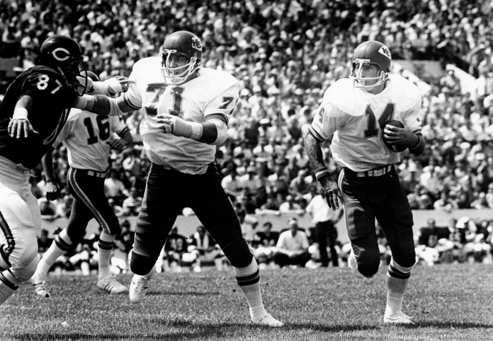 Kansas City Chiefs left guard Ed Budde (71) blocks for running back Ed Podolak (14) as he carries the ball against the Chicago Bears at Soldier Field during a preseason game on Aug. 5, 1972.