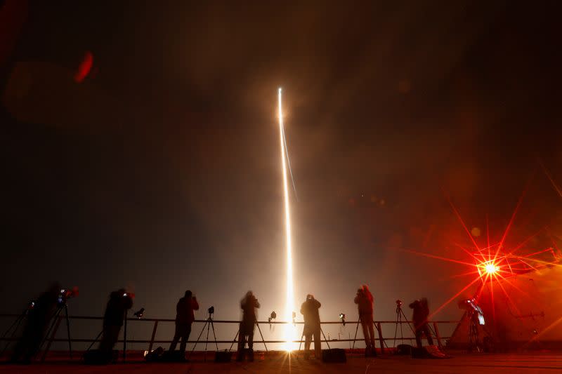Varias personas toman fotografías durante el lanzamiento del cohete Vulcan de nueva generación de la empresa conjunta Boeing-Lockheed United Launch Alliance en su vuelo de debut desde Cabo Cañaveral, Florida, EEUU