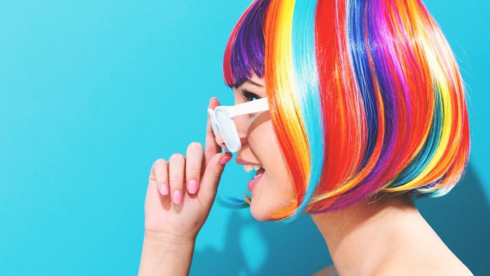 Una mujer con el pelo multicolor.