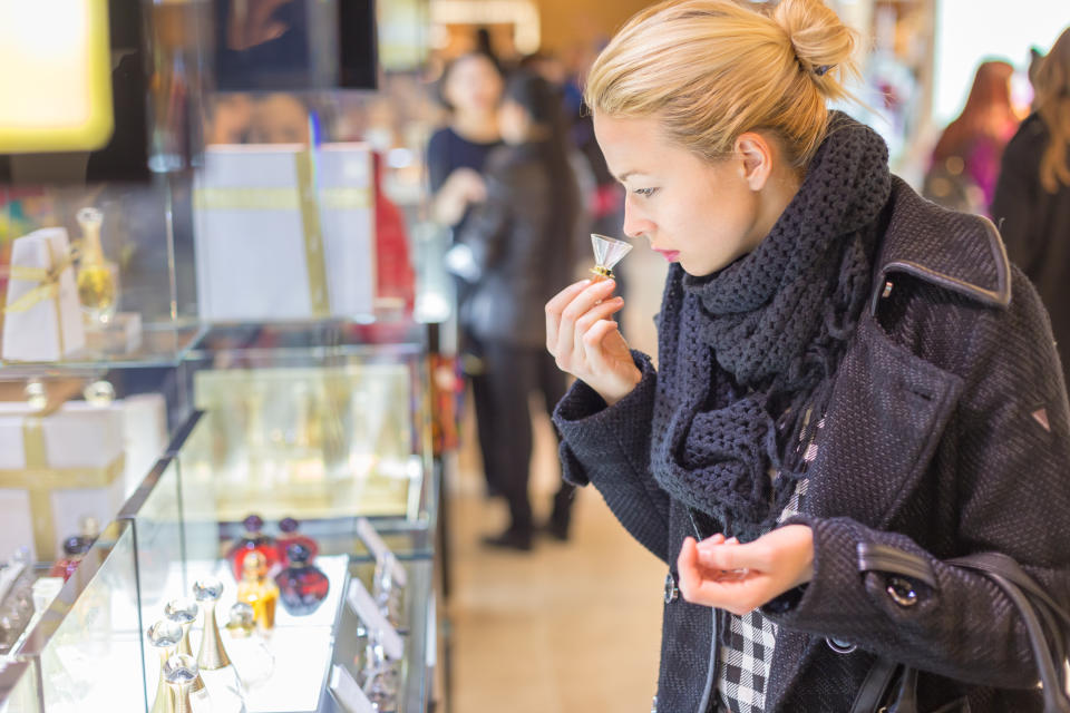 No son pocos los que gustan probar y hasta oler los maquillajes (Foto Getty Creative).