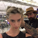 <p>Matt a créé ces chignons asymétriques modernes lors d’une escale à Hong Kong, afin que Laura puisse porter ses écouteurs sans ruiner sa coiffure. </p>