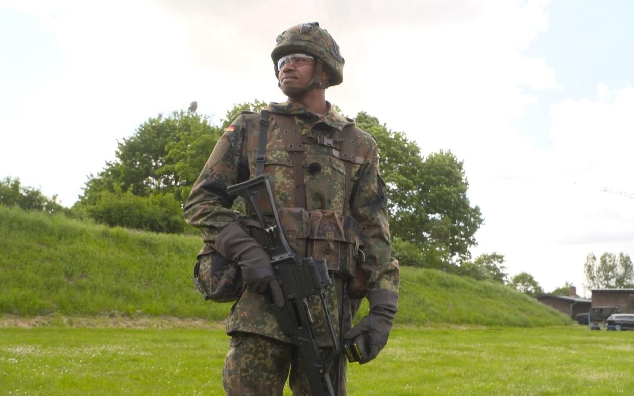 Leon ist einer der sechs jungen Soldatinnen und Soldaten, die in der ZDFinfo-Serie "Beim Bund" porträtiert werden.  (Bild: ZDF / Axel Funck)