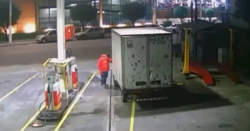 巴西聖保羅一名小貨車司機前往加油但不願意付錢，一名66歲的加油站員工直接出手攔阻對方，沒想到竟遭對方開車輾壓拖行。（圖／翻攝推特Tucumamidias4）