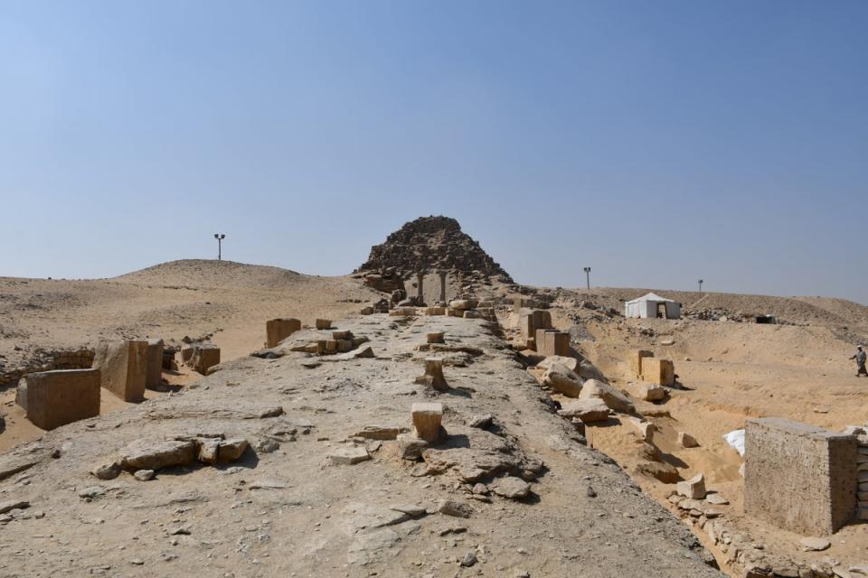 Vista general del complejo piramidal de Sahura en Abusir (M. I. Khaled © 2023 American Research Center in Egypt)