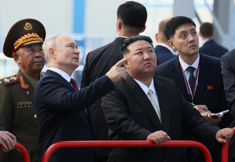 Vladimir Poutine et Kim Jong Un visitent le cosmodrome de Vostotchny, dans la région russe de l'Amour, le 13 septembre 2023 (Mikhail Metzel)
