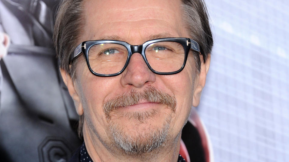 Auch nach mehrmaligem Hinsehen kann man es kaum glauben. US-Schauspieler Gary Oldman schlüpft in seinem neuen Film in die Rolle von Winston Churchill - und gleicht ihm dabei wie ein Haar dem anderen.