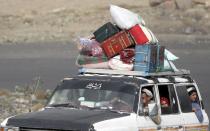 Una familia huye en coche de Saná con todas sus pertenencias a bordo.