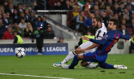 Football Soccer - FC Barcelona v Juventus - UEFA Champions League Quarter Final Second Leg - The Nou Camp, Barcelona, Spain - 19/4/17 Juventus' Gonzalo Higuain shoots at goal Reuters / Sergio Perez Livepic