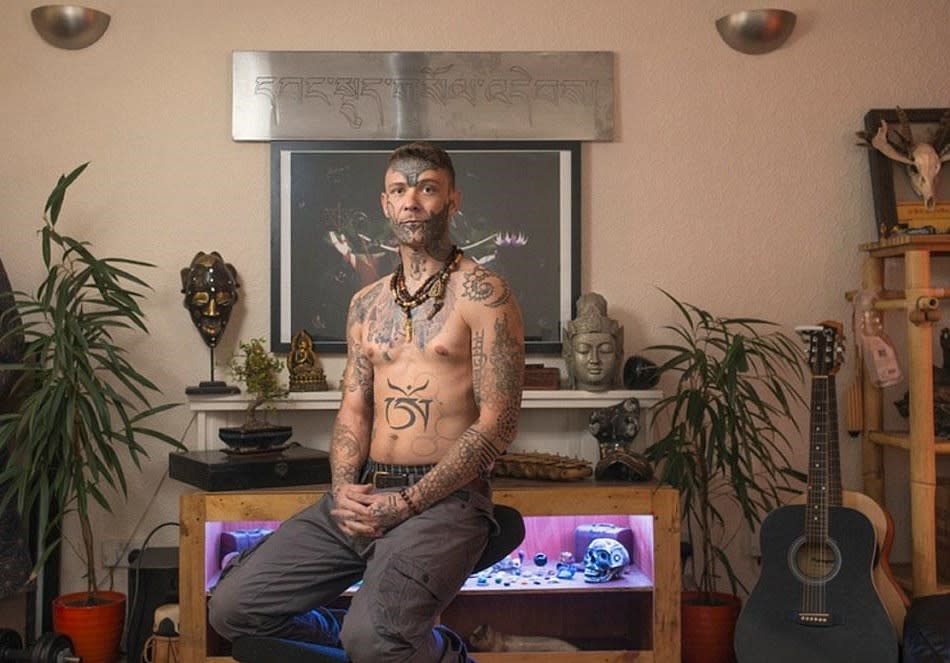 Tatuados y discriminados. Los retratos están pensados para aportar una mirada sobre la vida cotidiana de estas personas. Leaver aseguró que aquellos que fotografió son los individuos más centrados que conoció en su vida. 