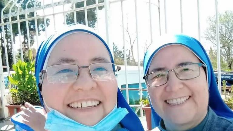 Foto de archivo. Las hermanas María del Perpetuo Socorro (izq) y María del Pilar Llerena Vargas se encuentran en la única iglesia católica en Gaza