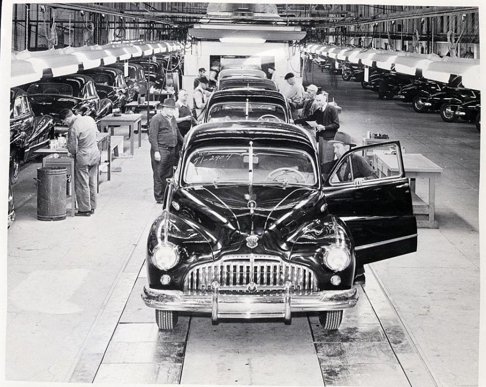 Autos ensamblados en una cadena de montaje. 