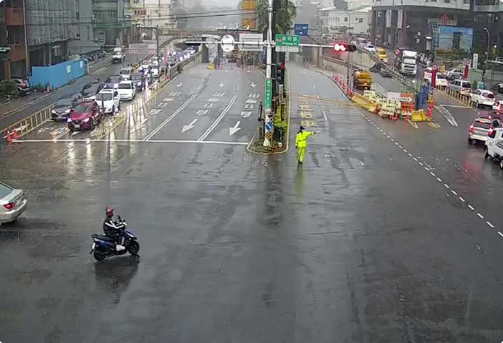 台南市今天清晨開始下起雷雨，東區大同地下道淹水封閉。   圖：台南市政府提供。