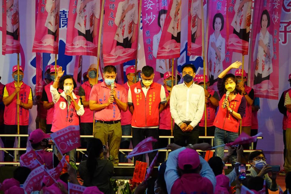 去年縣長選舉選，林姿妙（左一）與３個兒子及女兒林羿伶（右一）一家5人同台。資料照片