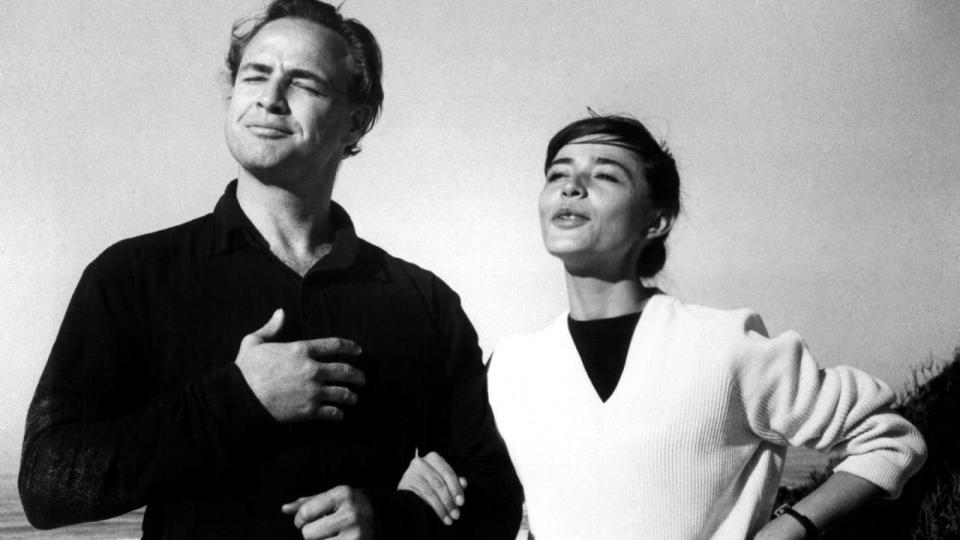 Marlon Brando hamming it up at the beach with Pina Pellicer on the set of ‘One-Eyed Jacks.’<br>