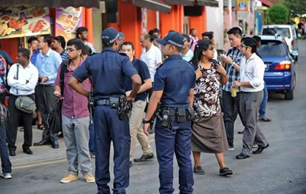 The police have questioned nearly 4,000 foreign workers in a widening crackdown following the city-state's first riot in more than 40 years. (AFP Photo)