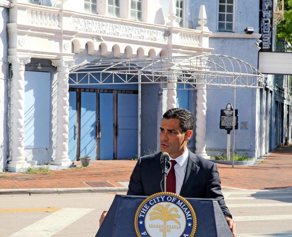 El alcalde de Miami, Francis Suárez, ofreció una rueda de prensa frente al Coconut Grove Playhouse en 2019 para anunciar su veto a la aprobación por parte de la comisión municipal de un plan del Condado Miami-Dade para la reconstrucción del teatro.