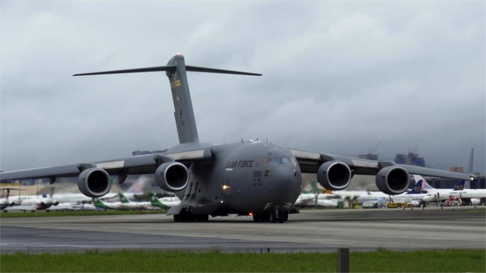 美軍C-17松機起飛畫面超震撼！「巨無霸海豚」超短距離靈活升空全網驚嘆