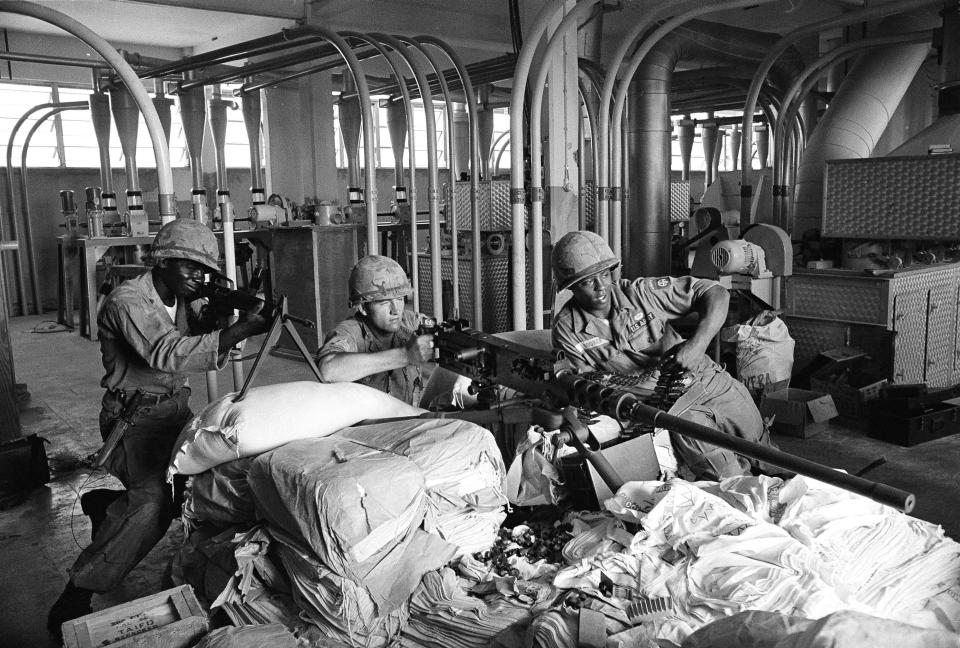 ARCHIVO - En esta fotografía del 15 de mayo de 1965 soldados de Estados Unidos colocan una ametralladora en Santo Domingo, República Dominicana. En 1965 las fuerzas estadounidenses pisaron tierras dominicanas para intervenir en una guerra civil. (AP Foto, Archivo)