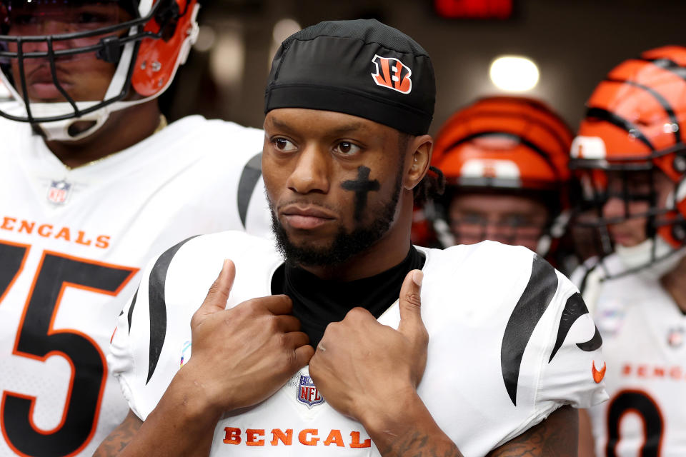 GLENDALE, ARIZONA – OCTOBER 08: Joe Mixon #28 of the Cincinnati Bengals prepares to take the field before the game against the <a class="link " href="https://sports.yahoo.com/nfl/teams/arizona/" data-i13n="sec:content-canvas;subsec:anchor_text;elm:context_link" data-ylk="slk:Arizona Cardinals;sec:content-canvas;subsec:anchor_text;elm:context_link;itc:0">Arizona Cardinals</a> at State Farm Stadium on October 08, 2023 in Glendale, Arizona. (Photo by Christian Petersen/Getty Images)