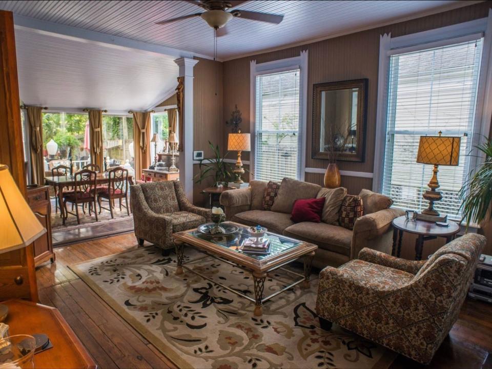 Living room in Airbnb in Mobile, Ala. Courtenay Rudzinski airbnb review