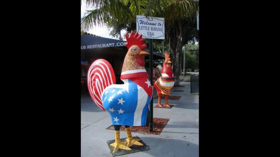 Una escultura del "Paseo del Gallo", adornado con las banderas de Estados Unidos y Cuba, fue robado en septiembre de 2011 frente al restaurante El Pub, en La Pequeña Habana, y fue devuelto casi una semana después. Archivo del Miami Herald.