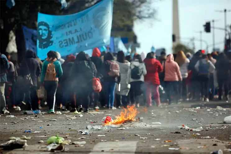 Una nueva protesta piquetera suma tensión en la calle.