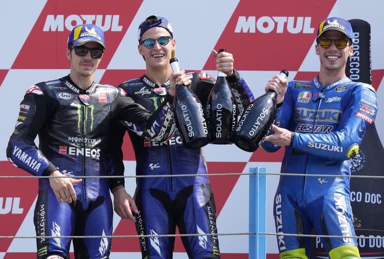 Fabio Quartararo, Maverick Viñales y Joan Mir celebran en el podio después del Gran Premio de Holanda, en Assen